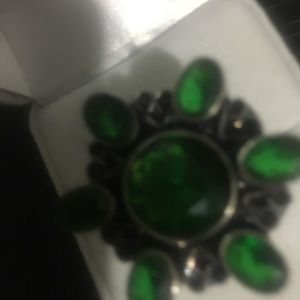 Beautiful green crystal ring approx size 7